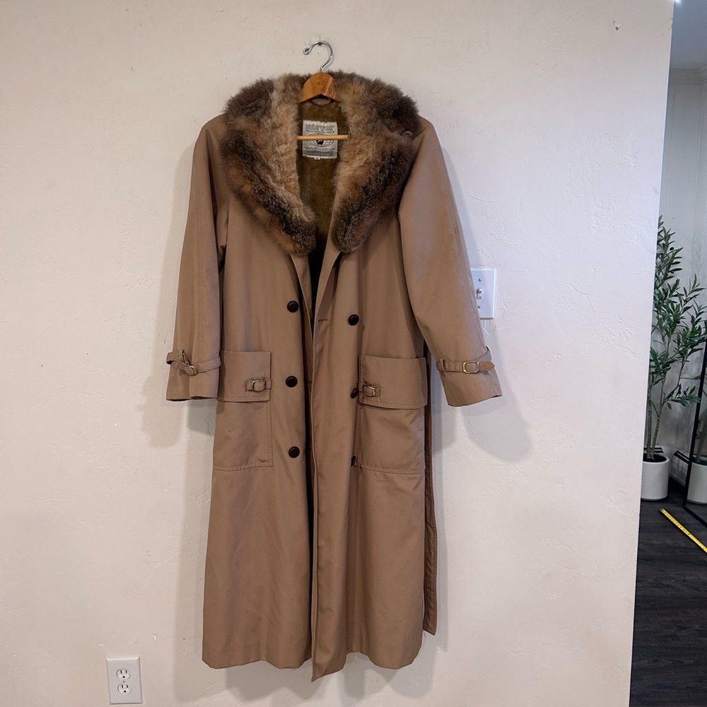 Vintage White Stag tan trench with fur collar, faux fur interior
